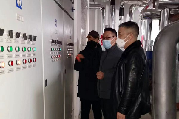 公司工会主席、副总经理胡祺一行除夕之夜慰问物业管...