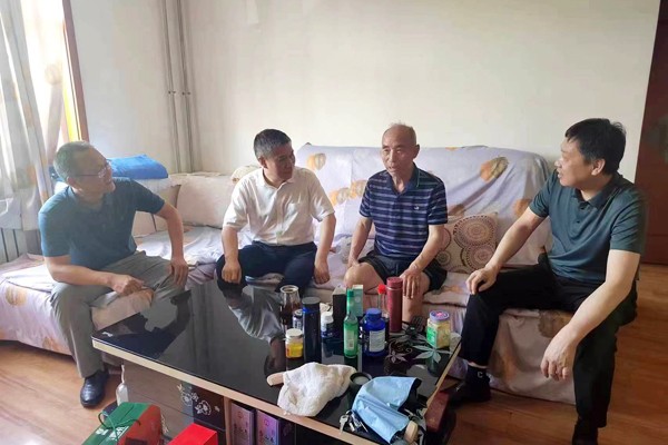 公司副总经理、工会主席胡祺走访慰问退休干部、老党...